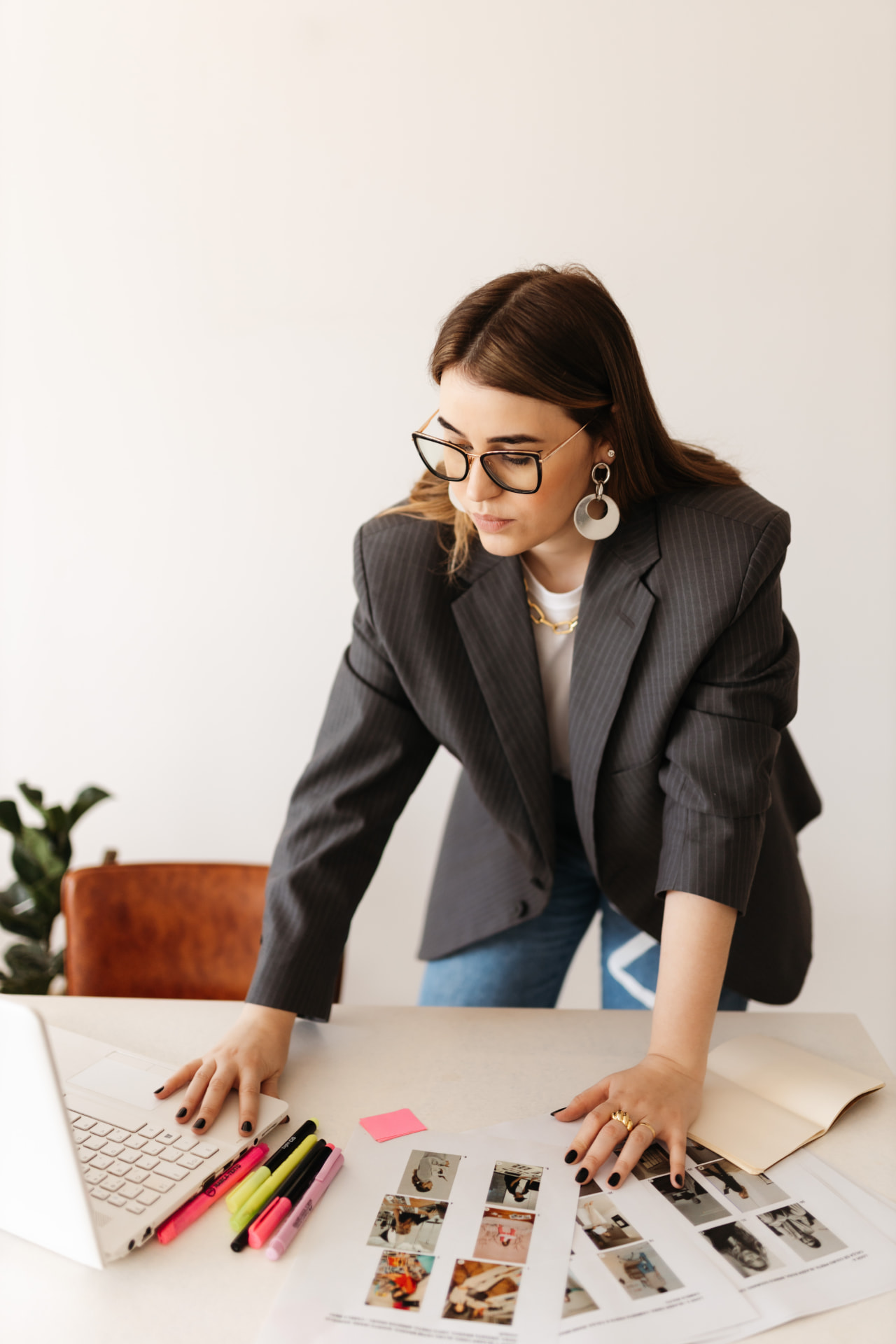 Rachel Branding analisando referências de marca na mesa, imagem da consultoria Marca Favorita